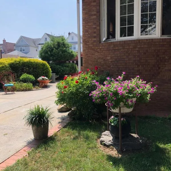 Private Unit with own Entrance To Share，位于South Ozone Park的酒店