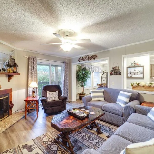 Hike, Golf & Ski: Beech Mtn Condo w/ Resort Perks!，位于榉木山的酒店
