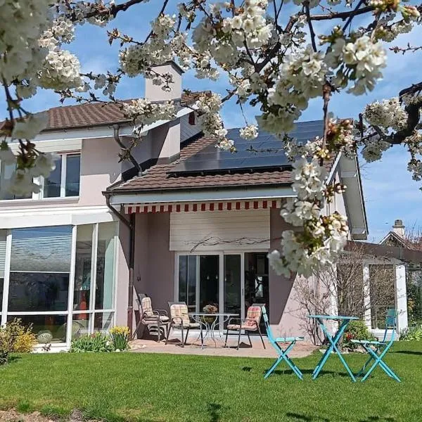 Villa de charme élégante, calme, nature，位于Boudry的酒店