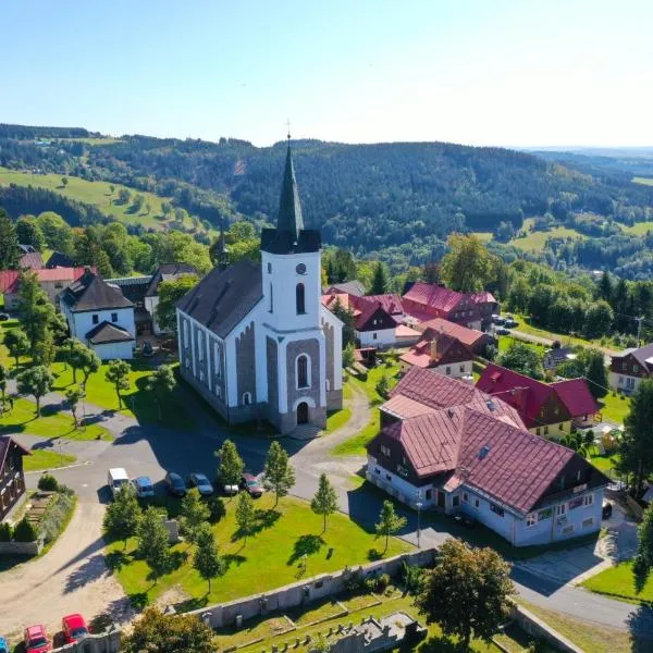 Chata u kostela，位于Bystrá nad Jizerou的酒店