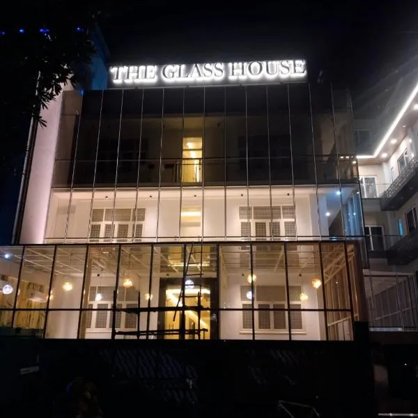 Hotel the Glass House，位于Manjhāoli的酒店