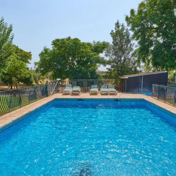 La Cabaña piscina y jardín，位于拉卡尔洛塔的酒店
