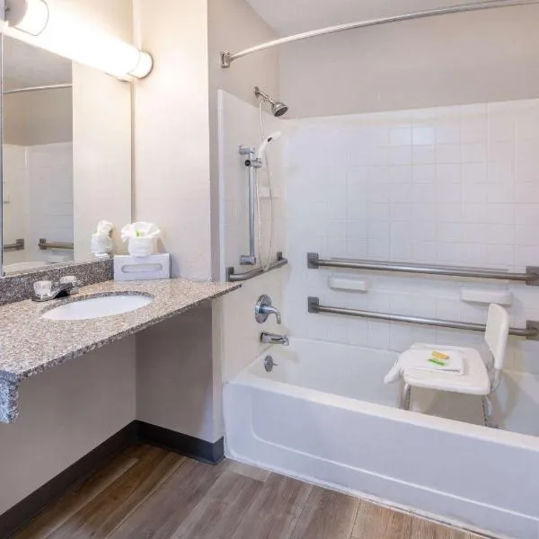 洛斯路娜斯温德姆戴斯酒店，位于Los Lunas的酒店