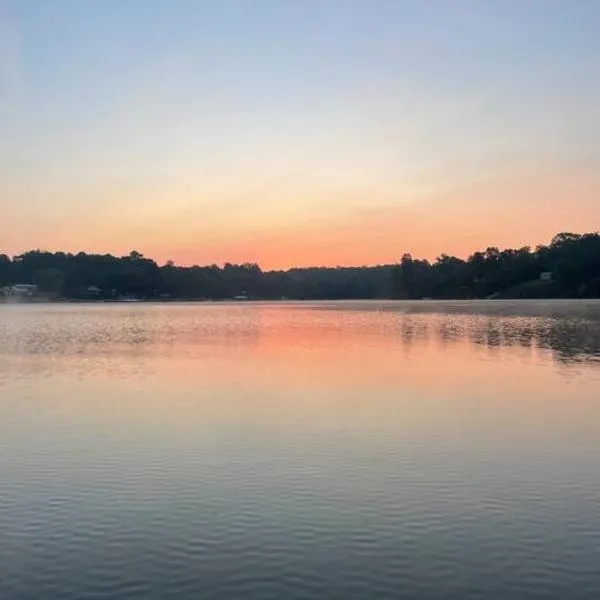Nice little cabin at the lake，位于列克星敦的酒店