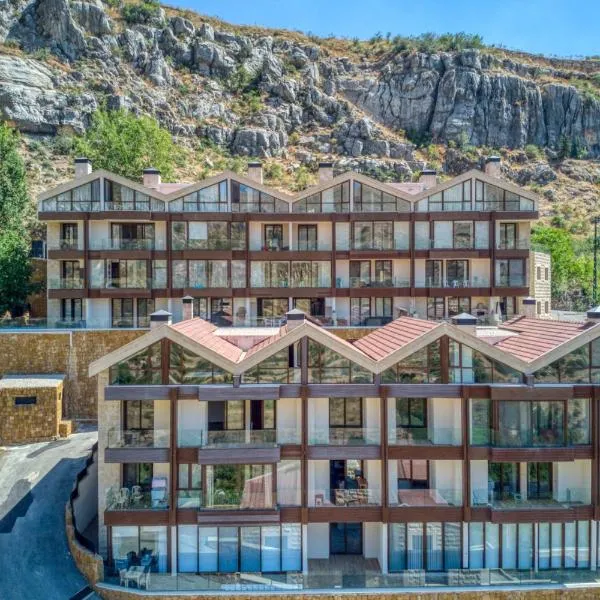 Vantage - 2 BR Apt by The Valley in Kfardebian，位于‘Ayn Barq的酒店