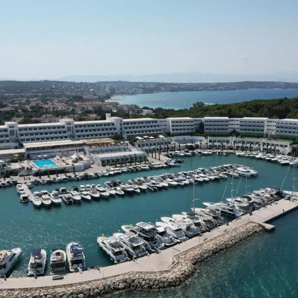 Altin Yunus Hotel & SPA - Çeşme，位于Cesme的酒店