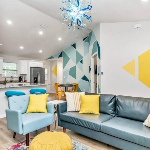 Bright & Colorful New Home 10 Min from Rainbow Springs，位于邓内伦的酒店