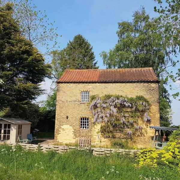 Secret Cottage in the Garden，位于Welton的酒店