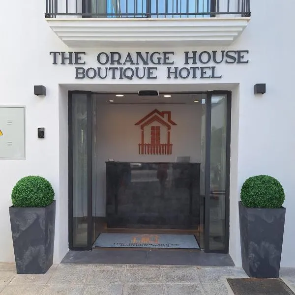The Orange House Boutique Hotel and Upstairs Rooftop Bar Center of La Cala de Mijas 100m from the Beach，位于卡拉德米哈斯的酒店