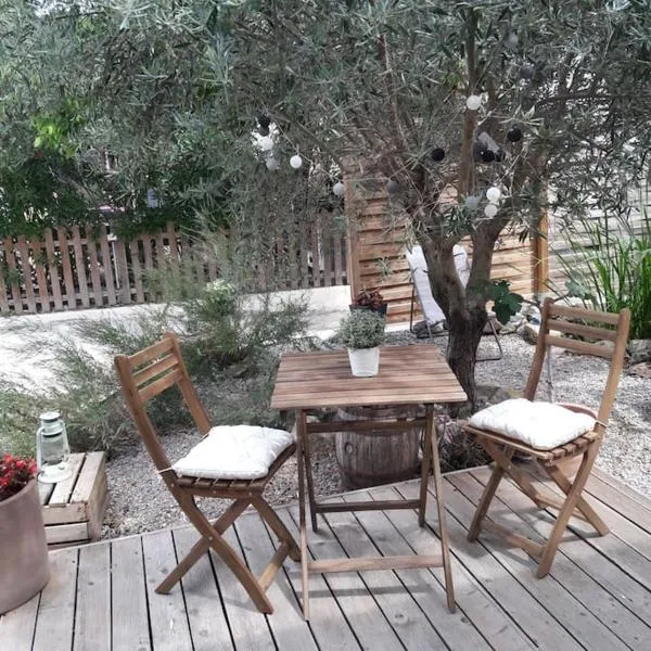 Gîte plain-pied avec jardin terasse，位于Roujan的酒店