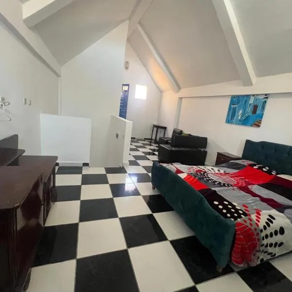 Maison Anglaise sur 3 niveaux à deux pas de la plage，位于Dghaliyene的酒店