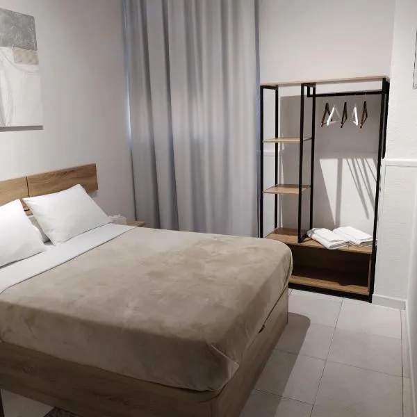 Pensión A&E，位于马尼塞斯的酒店