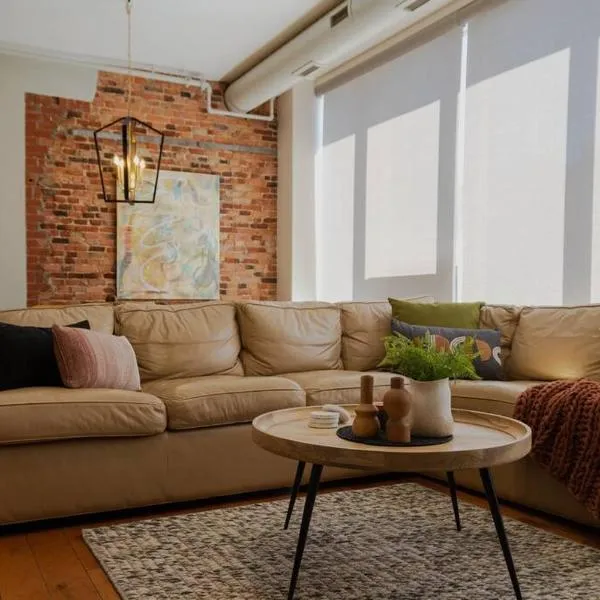 The Alford Building Two bedroom loft downtown，位于金斯顿的酒店