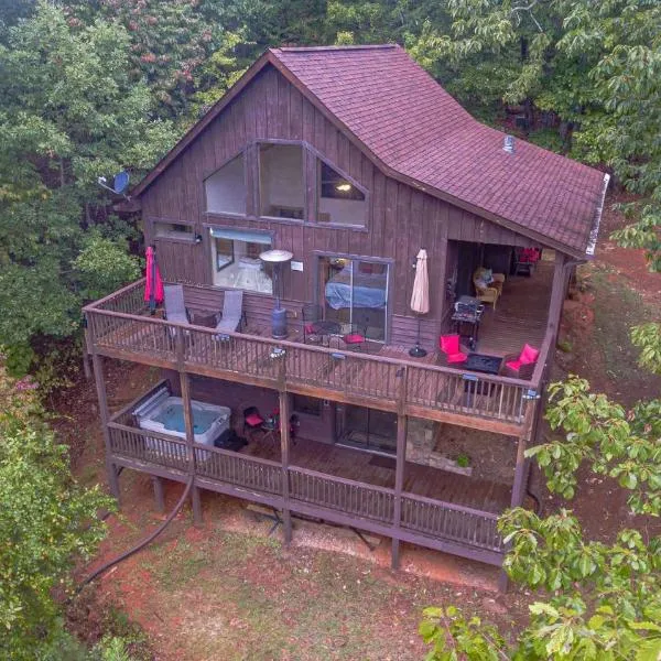 Romantic Tip Top Hideaway, 10 MINUTE FROM HELEN，位于Stovall Mill的酒店