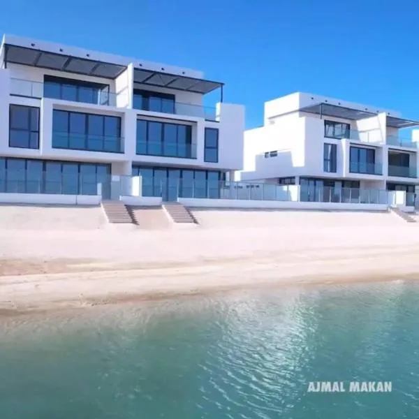 Beachfront Villa with Heated Private Pool & Sea View Jacuzzi，位于Al Ḩamrīyah的酒店