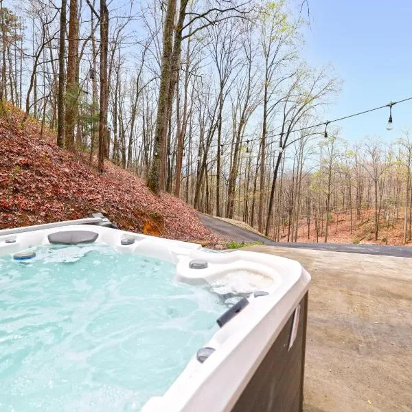 Couple Retreat Cabin-near Smoky Mountain Railroad-Hot Tub，位于布赖森城的酒店