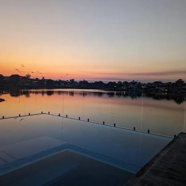 Waterfront Oasis ,Panoramic Views, Infinity Pool，位于悉尼的酒店