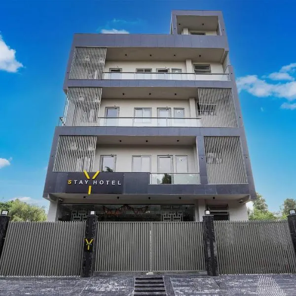 Lime Tree Hotel Y Stays near Greater Noida Expo Mart，位于大诺伊达的酒店