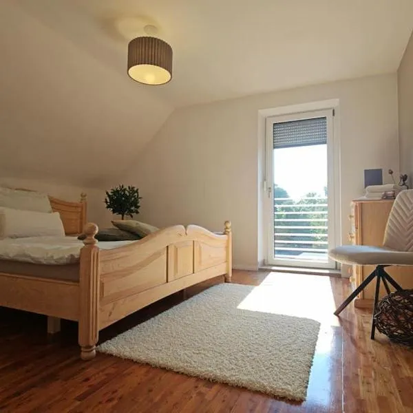 Moderne 70qm OG Wohnung nahe Würzburg, DAA, A3, A7, A81 in Fuchsstadt，位于Reichenberg的酒店