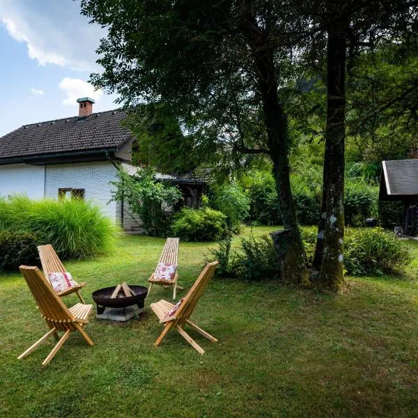Charming Bled Getaway - Big Garden, BBQ & Bikes，位于布莱德的酒店