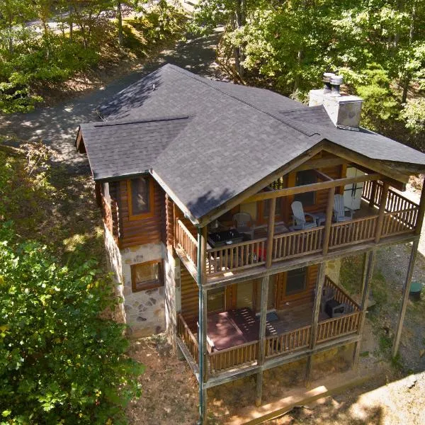 Private Smoky Mountain Luxury Log Home with 2 Fireplaces, Hot Tub & Community Pool，位于Tuckaleechee的酒店