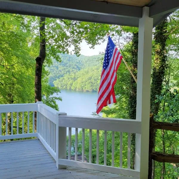 Mountain Lake Retreat I Getaway with Stunning Views，位于Topton的酒店