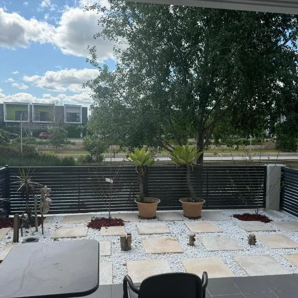 Spacious & Quiet 4BR, 3BA Home City Centre Walk to Train & Shopping，位于彭里斯的酒店