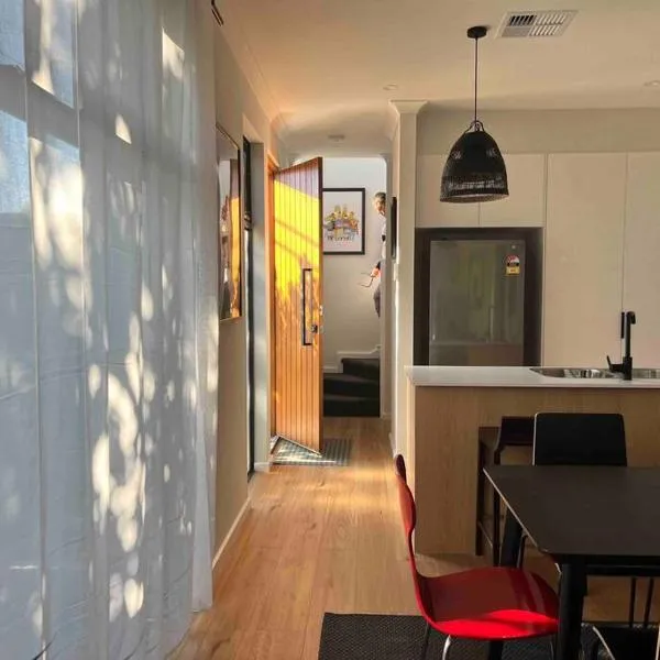 Sunny and Quiet Townhouse，位于Wayville的酒店