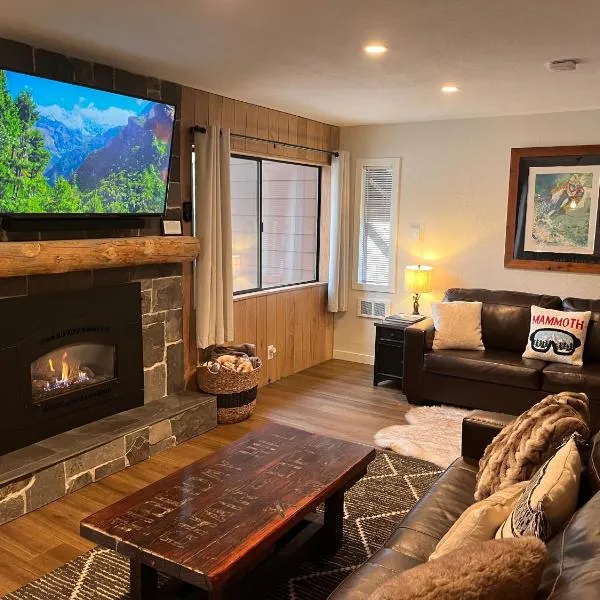 Tastefully Remodeled Condo at Mammoth Ski & Racquet Club, Hot Tub, Garage, 10 Min Walk to Ski Lifts，位于马姆莫斯湖的酒店