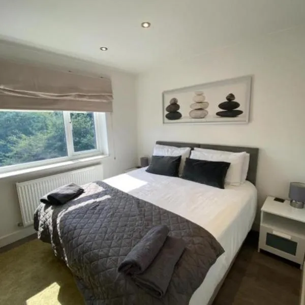 Quiet North London - 2 x Double Bedrooms - Close to Station and 20mins Central London，位于Totteridge的酒店