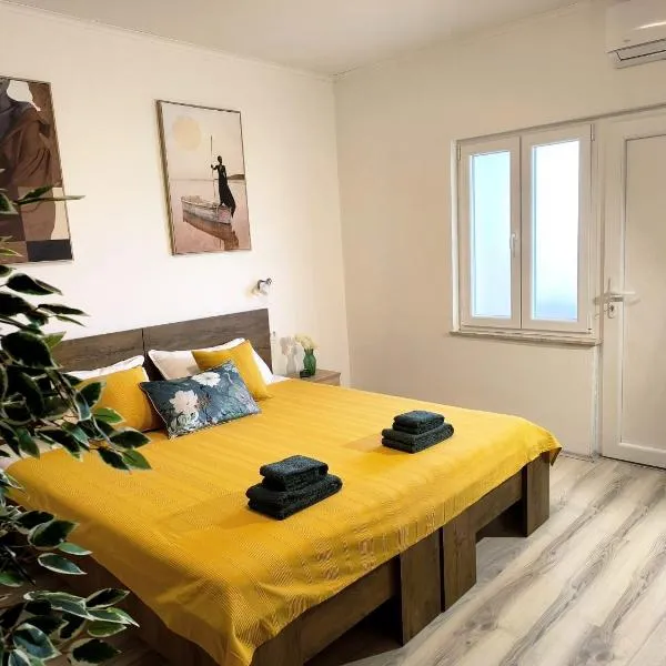 Room 'Šima' with private bathroom and free air-conditioned summer kitchen，位于Šarića Struga的酒店