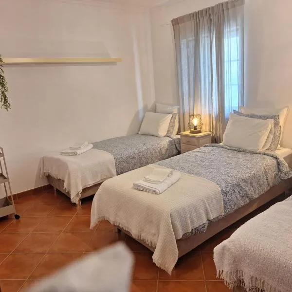 Nature House Almograve- Triple room with terrace and shared bathroom - Fishermen's Trail，位于阿尔莫格拉维的酒店