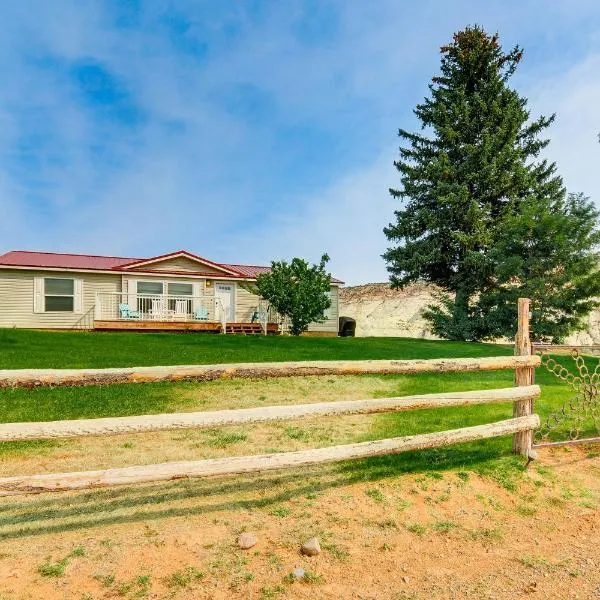 Ranch House in Boulder! Gateway to Nearby Parks!，位于埃斯卡兰特的酒店