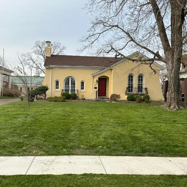 Downtown Russellville Home with Hot Tub，位于Russellville的酒店
