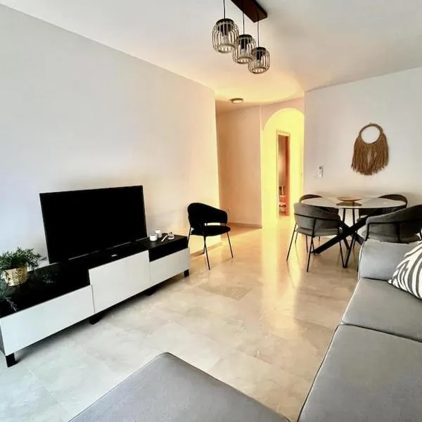 Hermoso apartamento de 2 dormitorios, gran terraza, vistas al mar y cerca de la playa "El Mirador de Coco"，位于托雷米勒的酒店