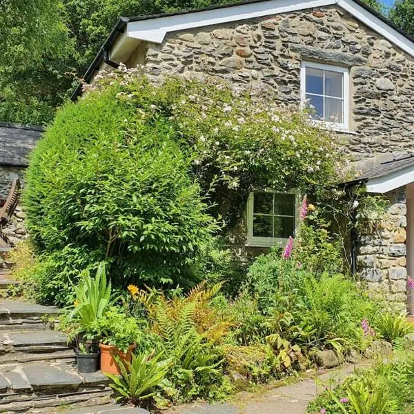 Yr Hen Efail Cosy 1 bedroom Cottage, with fireplace and garden，位于Llanbedr-y-cennin的酒店