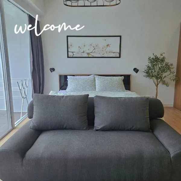 The Olive Studio Room at Chic Condominium，位于卡伦海滩的酒店