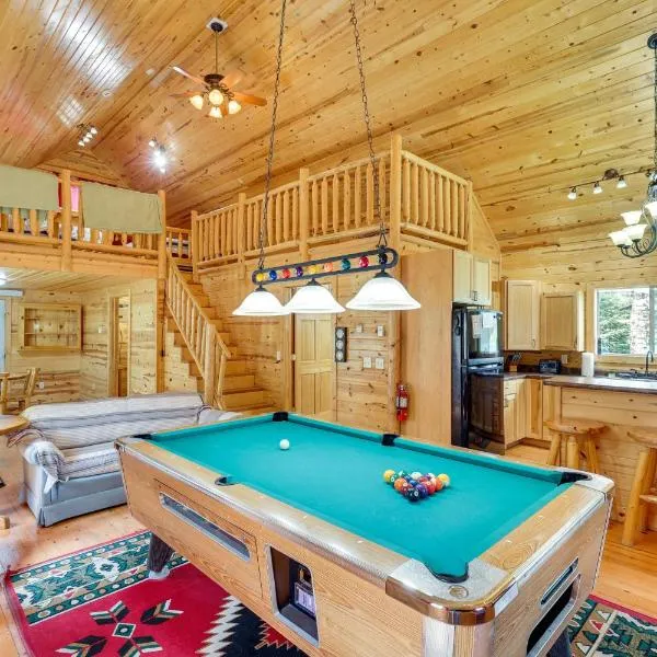 Hike, Unwind and Bring Your Pet Deadwood Cabin!，位于戴德伍德的酒店