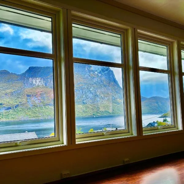 Spacious Waterfront Gem - Panoramic View - Terrace，位于Fjordgård的酒店