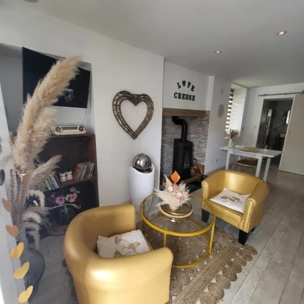 Une petite maison seulement pour 2，位于Montignat的酒店