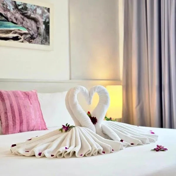 ON Hotel Phuket - SHA，位于卡伦海滩的酒店
