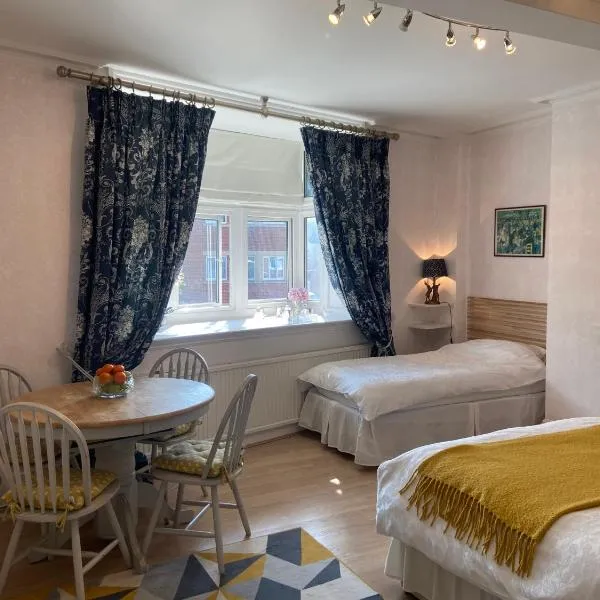 Deluxe Three Bed BnB in Henley-on-Thames near Station River & Town Centre，位于亨利昂泰晤士的酒店