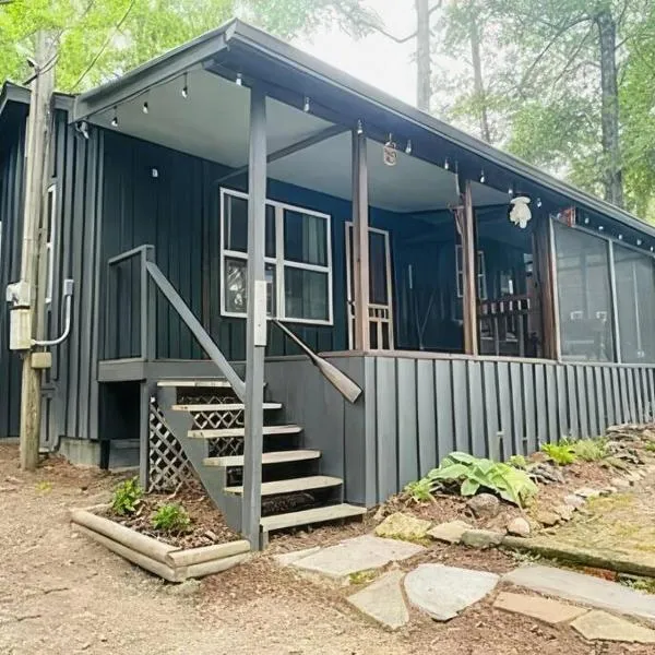 Cameron's Cottage at The Lake，位于Tallassee的酒店