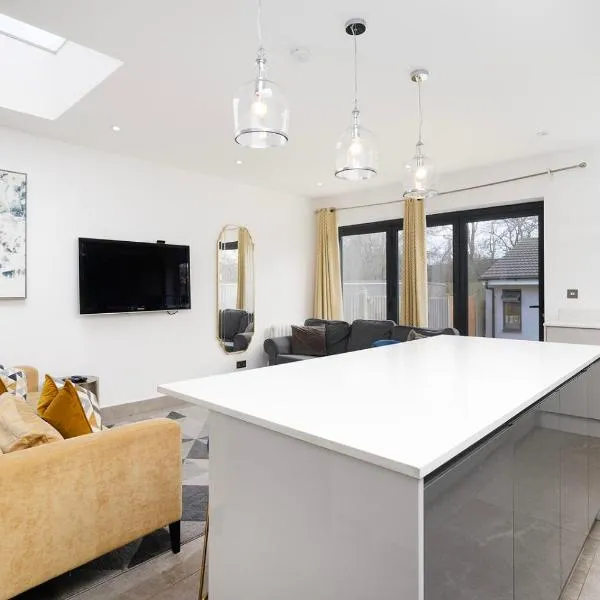 Large 4 bedroom house with parking available，位于Golders Green的酒店