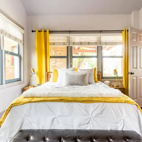 2BR Home w Parking Downtown Charm in Full Bloom!，位于土桑的酒店