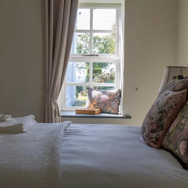 Hill House Lodge sleeps 6 Overlooking the rock of Cashel，位于卡舍尔的酒店