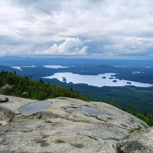 Sandy Point Motel，位于Long Lake的酒店