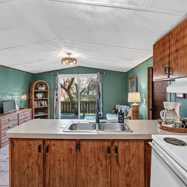 Chic Cypress Cabin Private Dock Access, Kayaks，位于Karnack的酒店