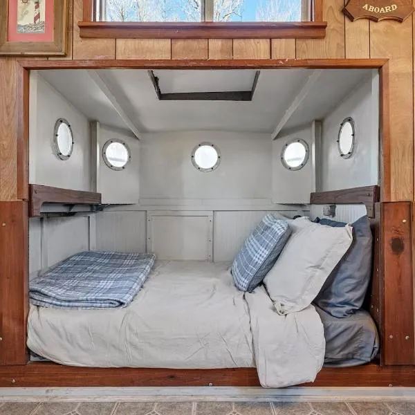 Shipwreck With Upper Deck & Kayaks & Canoes，位于Karnack的酒店