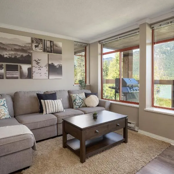 2BR - Located in beautifully acclaimed Nicklaus North Golf Clubhouse，位于惠斯勒的酒店